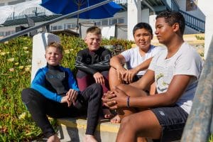 boys sitting in a stairs under the heat of the sun